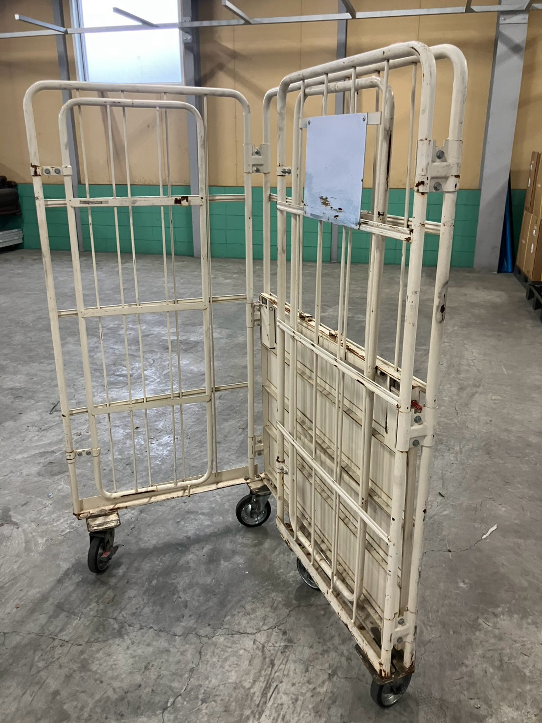 中古 カゴ台車 観音開きタイプ キャスター付き - 画像 (3)