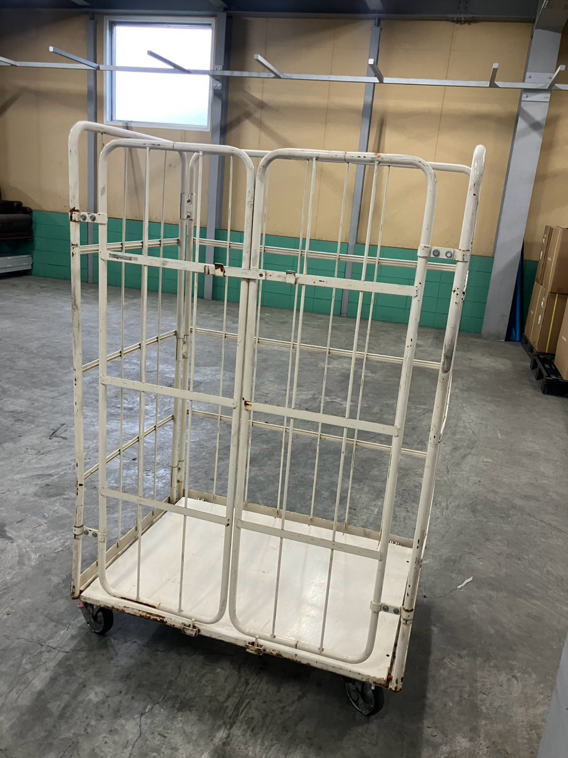 中古 カゴ台車 観音開きタイプ キャスター付き - 画像 (2)